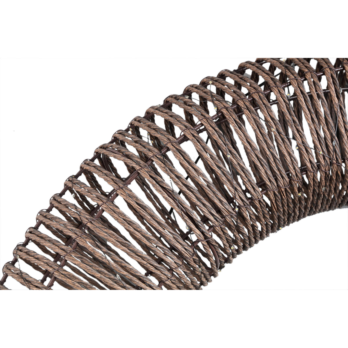 Lucis Kerstkrans LED Donkerbruin XL van PTMD, close up van het frame in rotan look