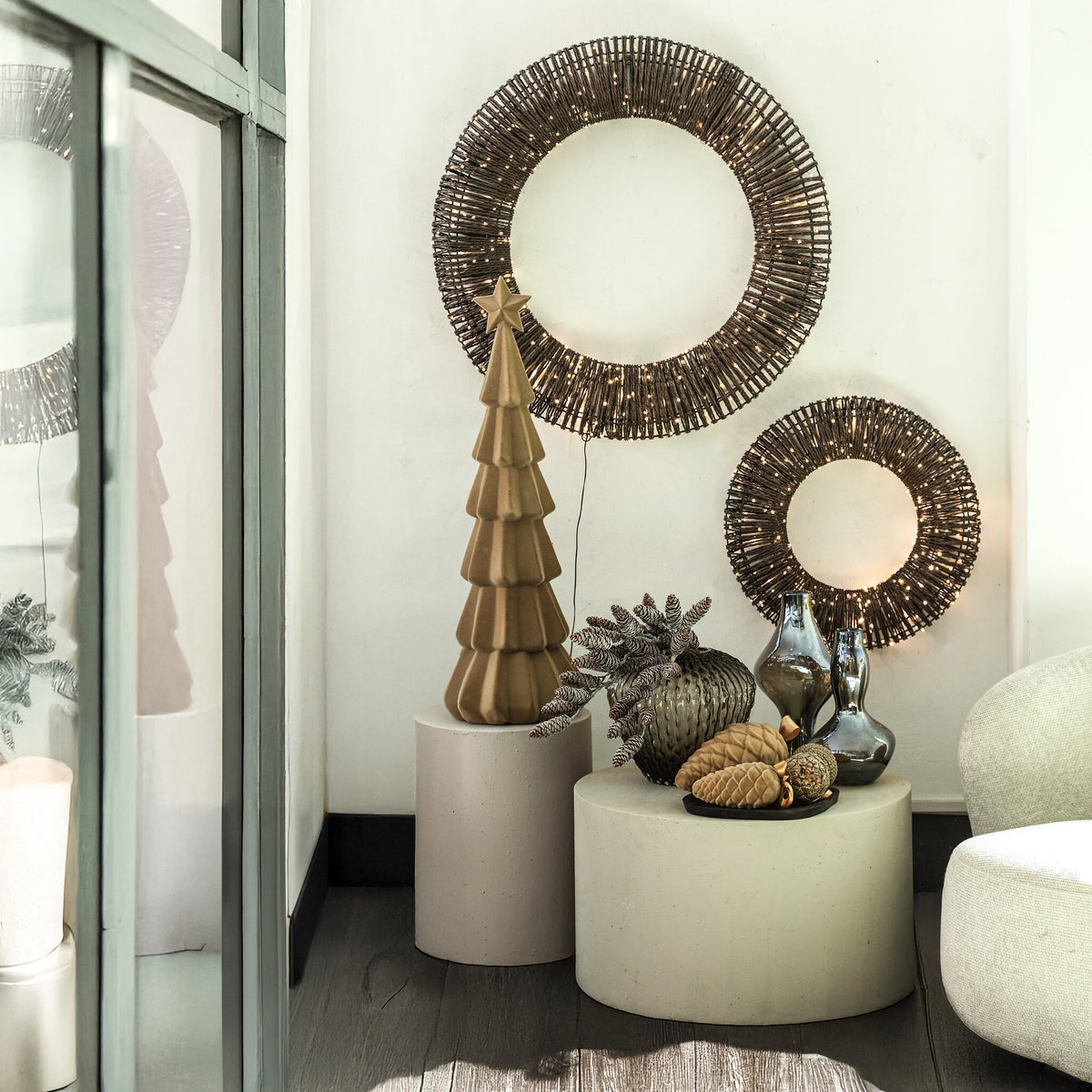 Lucis Kerstkrans LED Donkerbruin XXL van PTMD, sfeerbeeld met kerstkransen tegen de wand in een lichte woonkamer