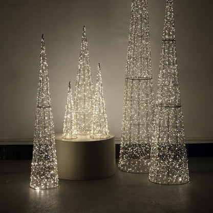Misk Kegelkerstboom LED XL van PTMD, verlichte kegelkerstbomen in een donkere woonkamer