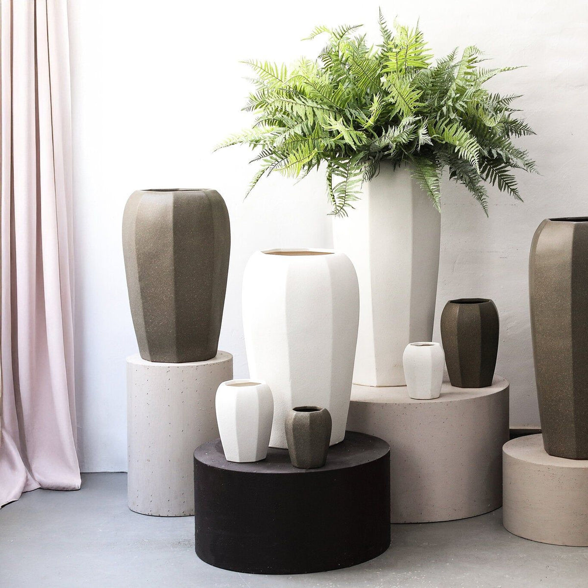 Myrick pot van PTMD in een woonsetting, donkerbruine pot met plant