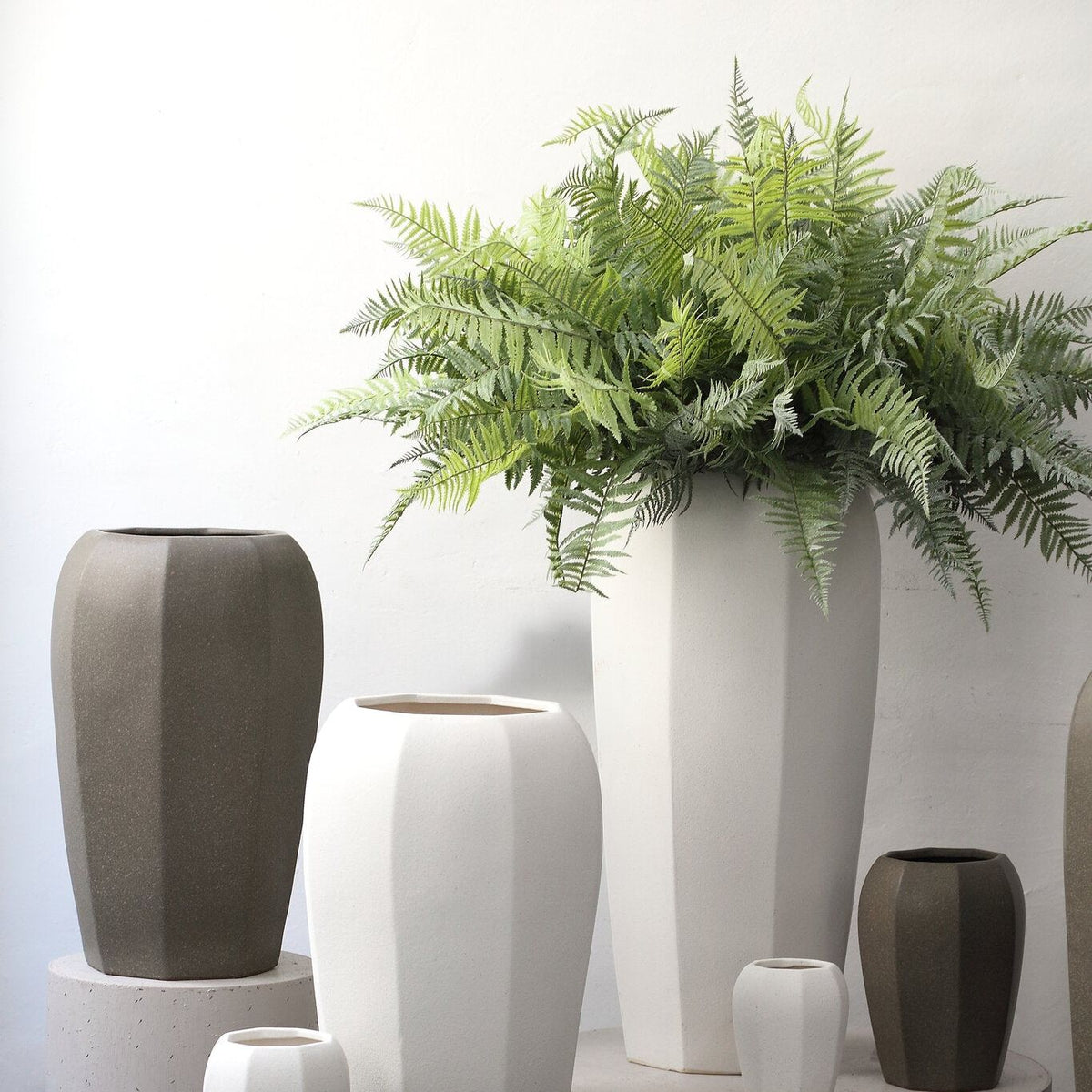 Myrick pot van PTMD gestyled in een interieur, hoge donkerbruine plantenpot