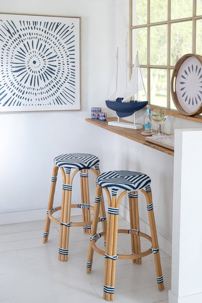 Sgabello da esterno Geo rotondo in rattan blu/bianco J-Line