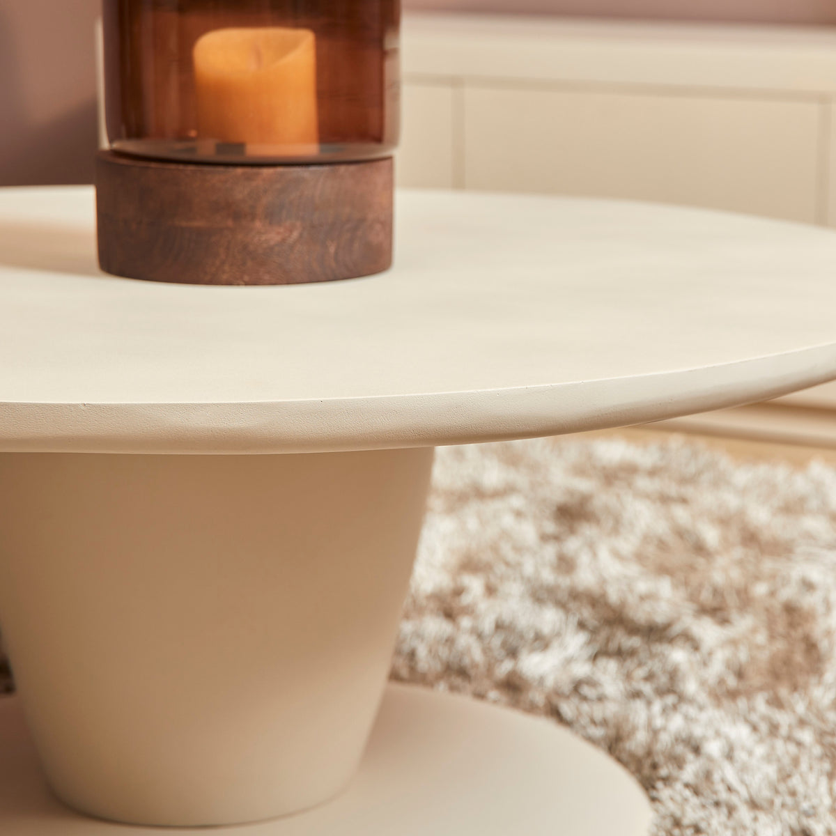 Salontafel Mabel in zandkleurig mangohout in een lichte woonkamer