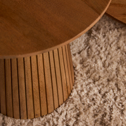 Kleine ronde Solana salontafel van mangohout in een warm ingerichte zithoek