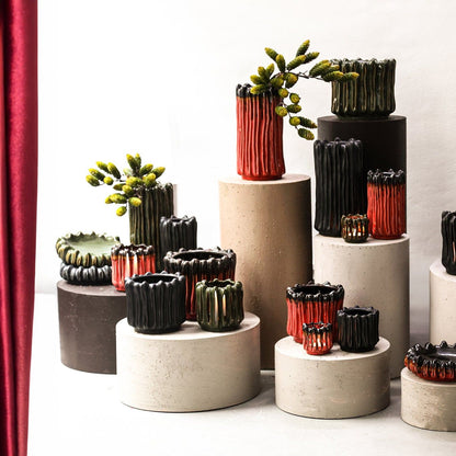 Set Van 3 Luci Zwart Keramiek Ribbel van PTMD, de pot M gestyled in een woonkamer
