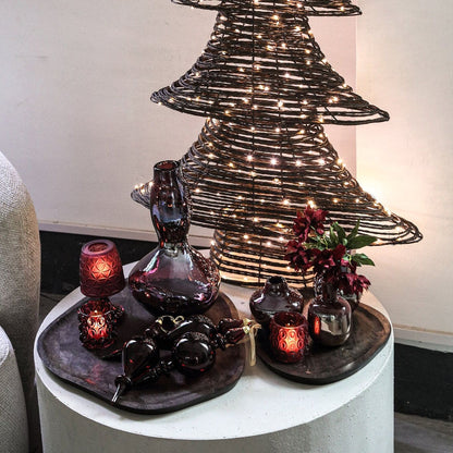 Set Van 3 Lucis LED Kerstbomen Donkerbruin Rotan Look van PTMD, verlichte kerstboom in rotan look op een bijzettafel