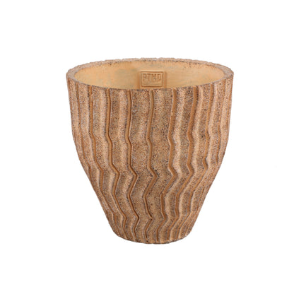 Grootste lichtbruine Zanaya pot van PTMD, cement met golvende ribbels, 19cm hoog