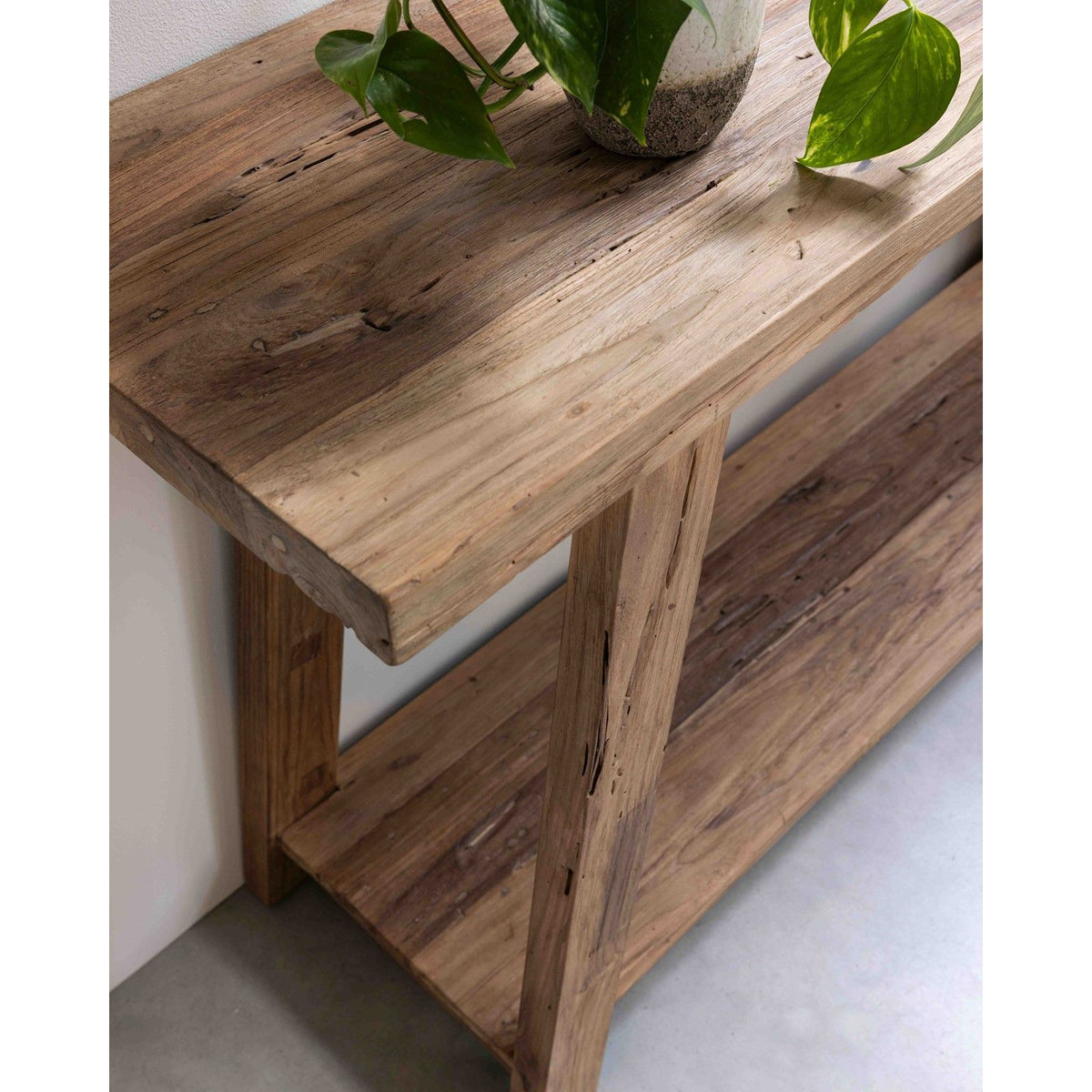 Sidetable Valley van MUST Living schuin van opzij gezien, met zicht op de zijkant en de afwerking