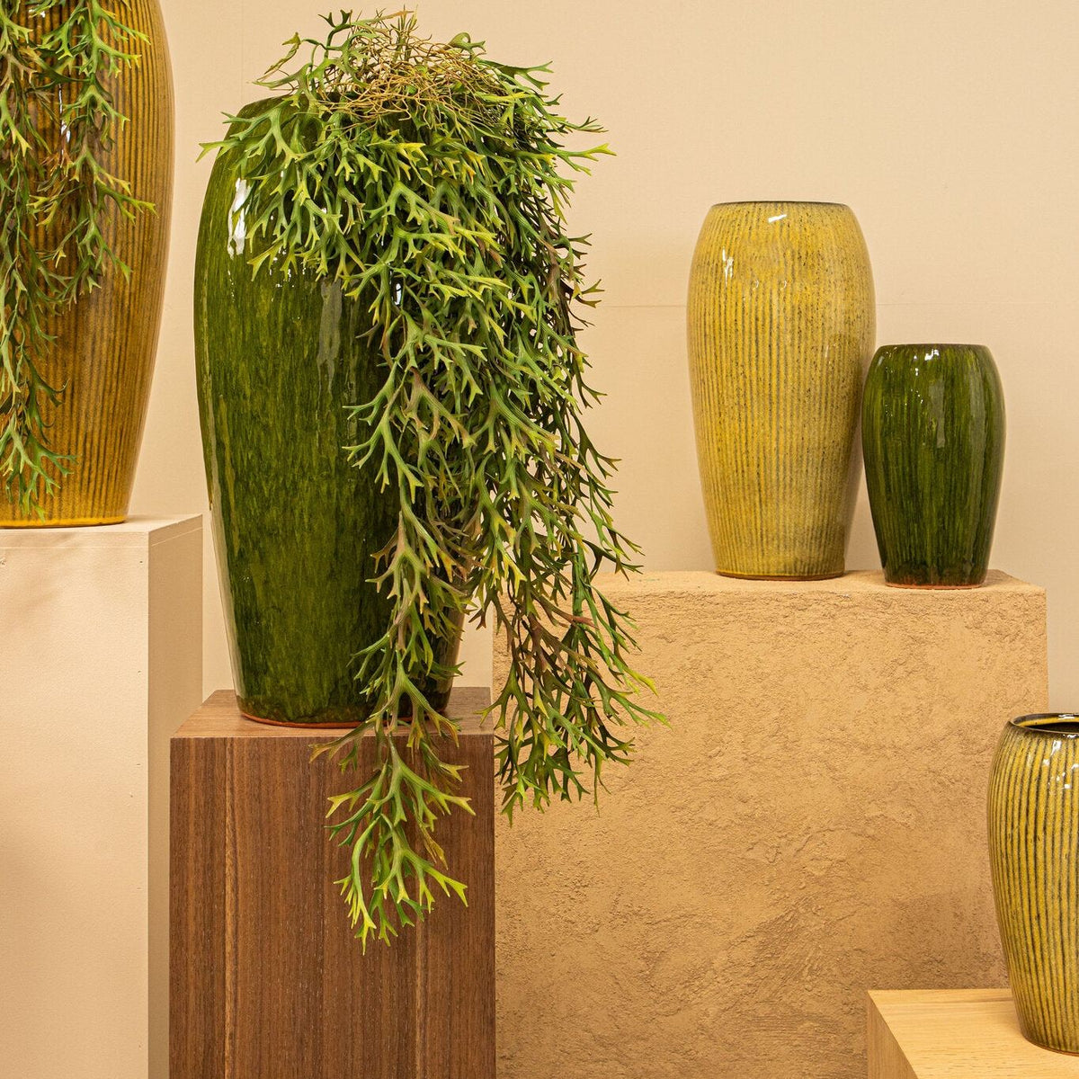 Tamica Dark Green Ceramic Pot L van PTMD in een sfeervolle interieursetting