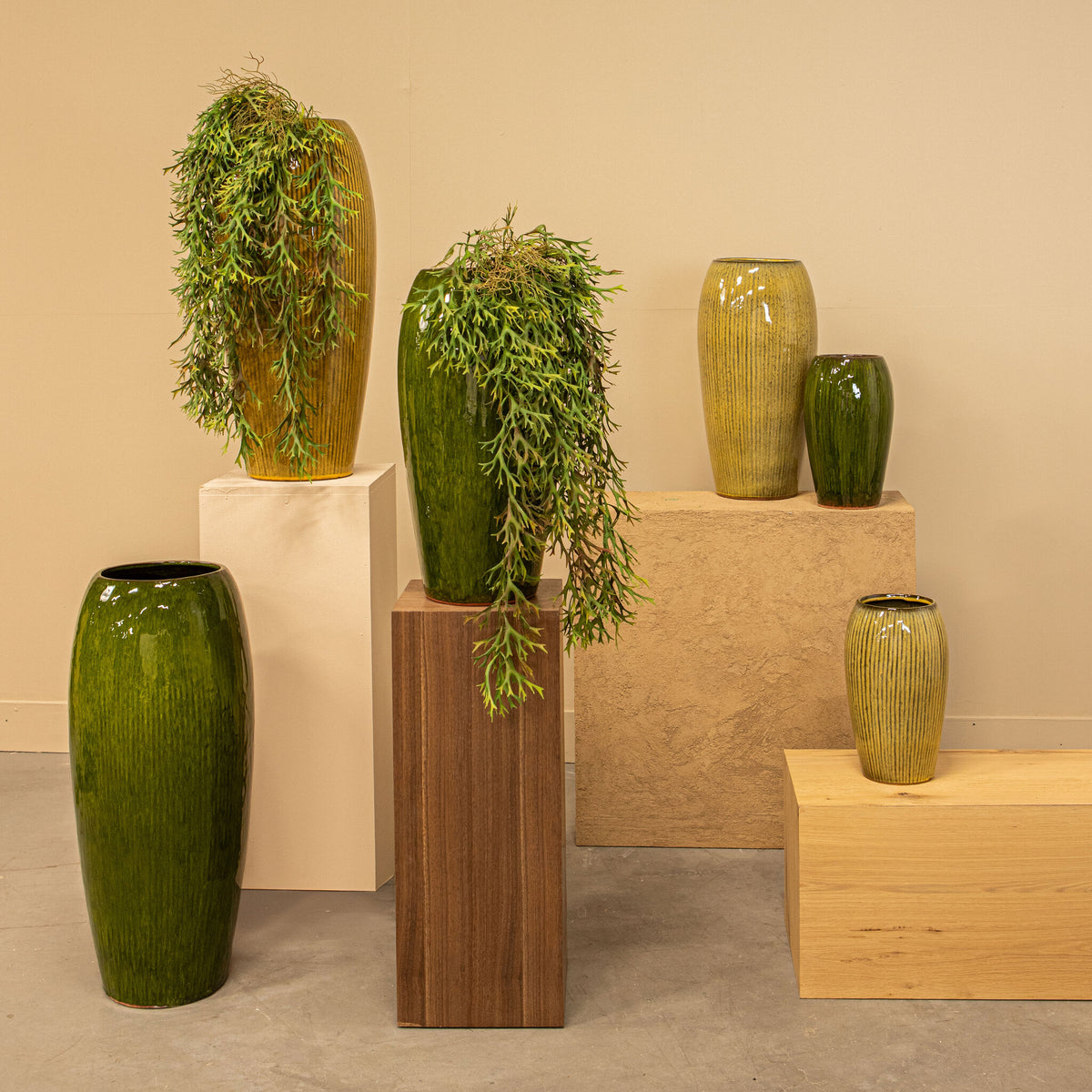 Tamica Dark Green Ceramic Pot L van PTMD, packshot vanuit een andere hoek op witte achtergrond