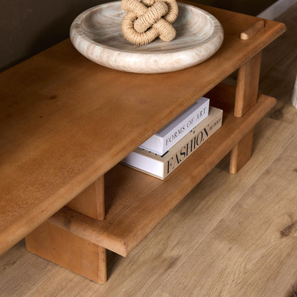 Close up van de legplank met boeken in tv-meubel Lina