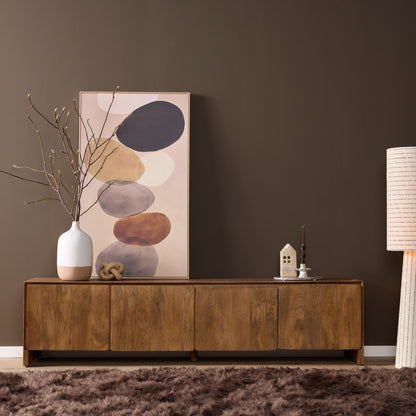 Sfeerbeeld van tv-meubel Tense naturel met vazen en kunst aan de wand