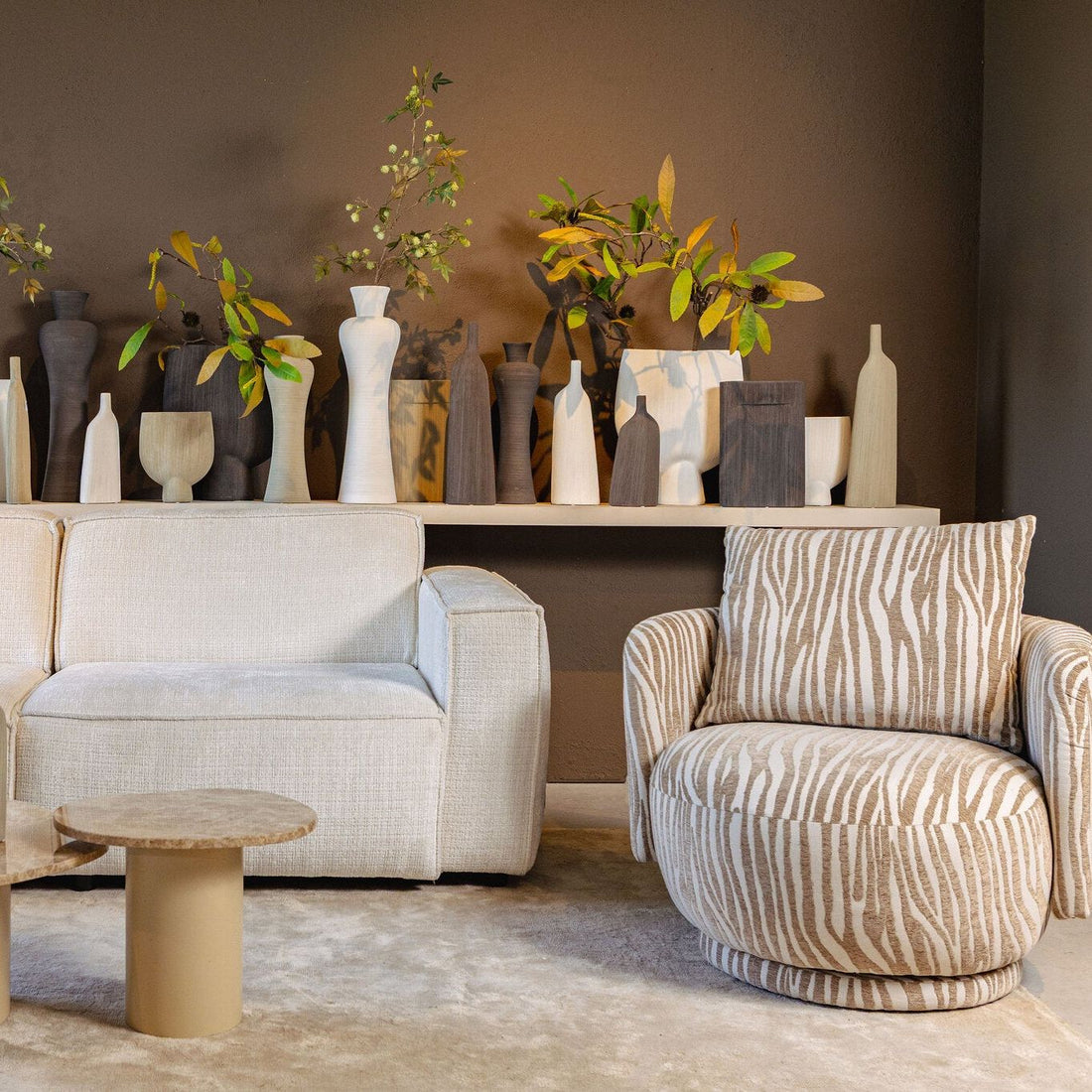 Tywin pot large van PTMD in een woonsetting, khakikleurige pot op voet