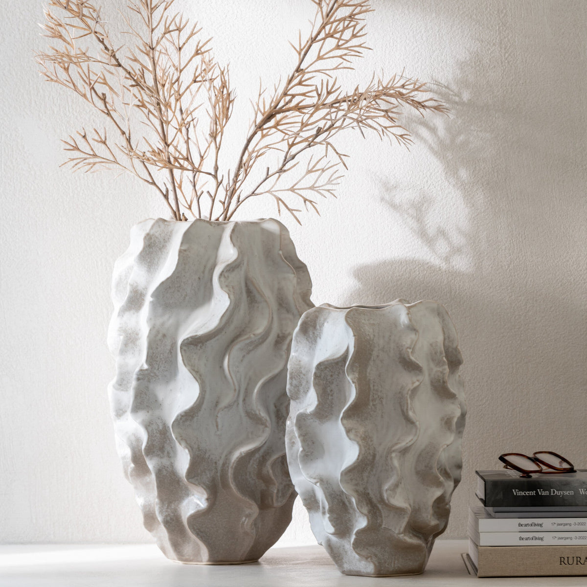 Vaas Abstract Golven Keramiek Beige Large L33cmxB33cmxH48cm - Vaas - J-Line - livinglovely.nl