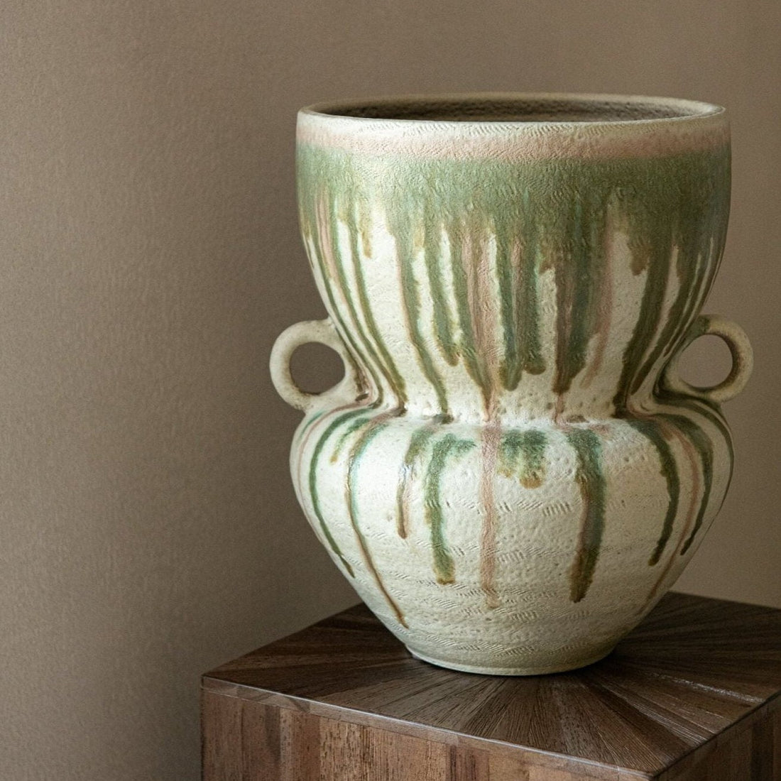 Vaso in ceramica verde oliva/beige chiaro J-Line