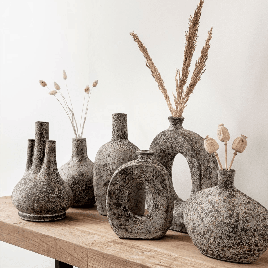 Vaas Risto van MUST Living, handgemaakte terracotta vaas van opzij met zichtbare kleurnuances