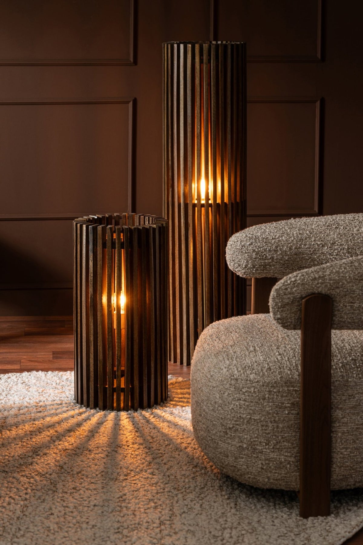Lampada da terra scanalata in legno di mango marrone scuro J-Line