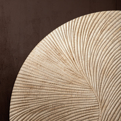 Wandpaneel Wiktor Rond Wit Ø180cm van PTMD, detail van het reliëf in warm licht