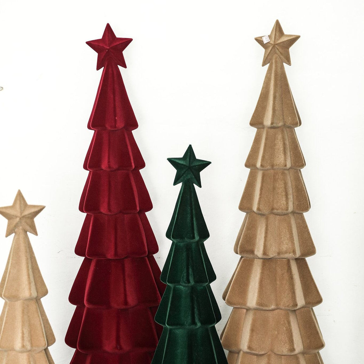 Yule Kerstboom Gelaagd Donkergroen Small van PTMD, gelaagde kerstbomen in bordeaux, groen en beige naast elkaar