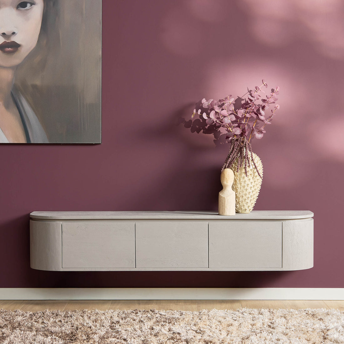 Zwevend TV-meubel Excellent Taupe 160cm van Starfurn zwevend aan de muur in een sfeervolle woonkamer
