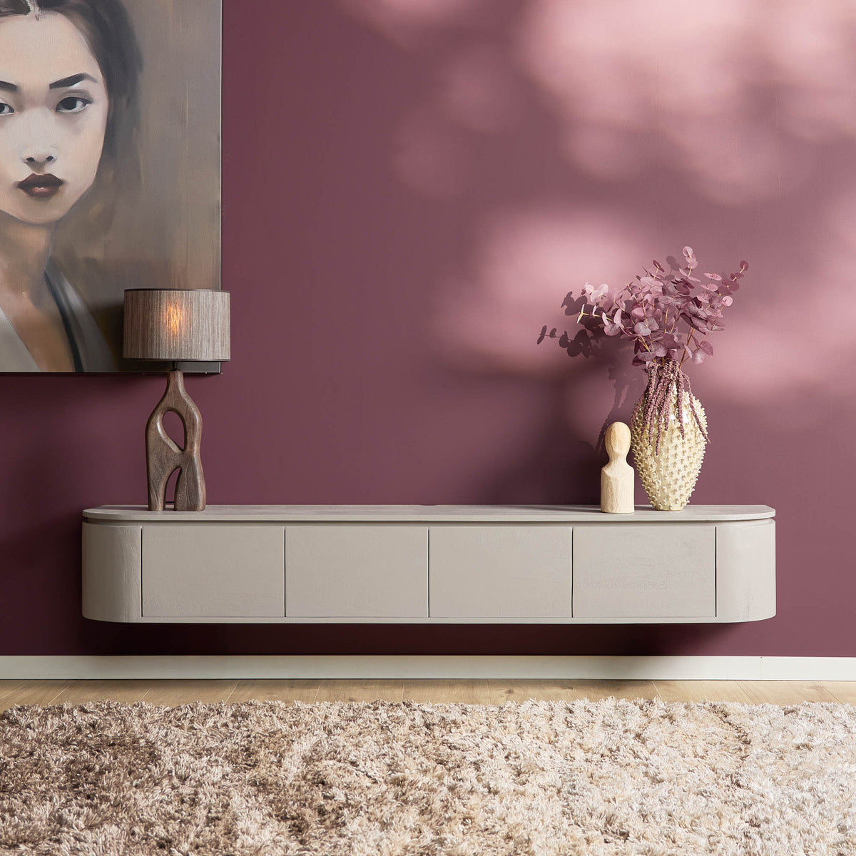 Zwevend TV-meubel Excellent Taupe 200cm van Starfurn zwevend aan een paarse wand met decoratie