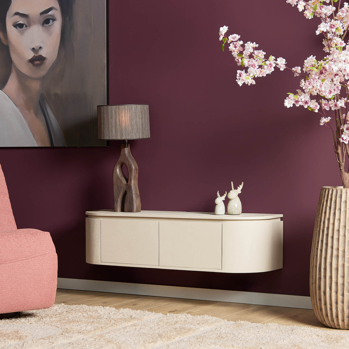 Sfeerbeeld van het zandkleurige tv-meubel Excellent aan de wand met decoratie